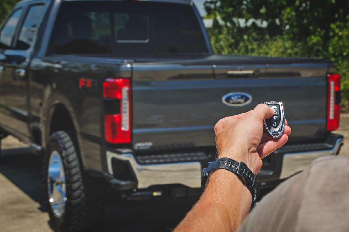 Ford F-250 Super Duty Powered Retractable Bed Cover - Rough Country - Powered Retractable, Heavy-Duty Aluminum, 6'10